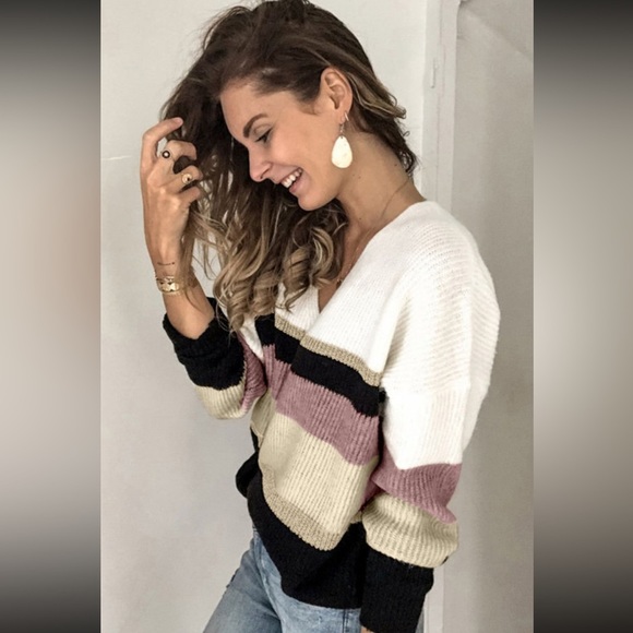 Color-Block Knit V-Neck Sweater - Picture 10 of 13